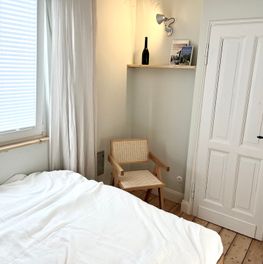 Schlafzimmer mit Korbgeflecht Stuhl