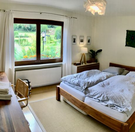 Schlafzimmer mit handgefertigten Bett aus amerikanischen Nussbaum